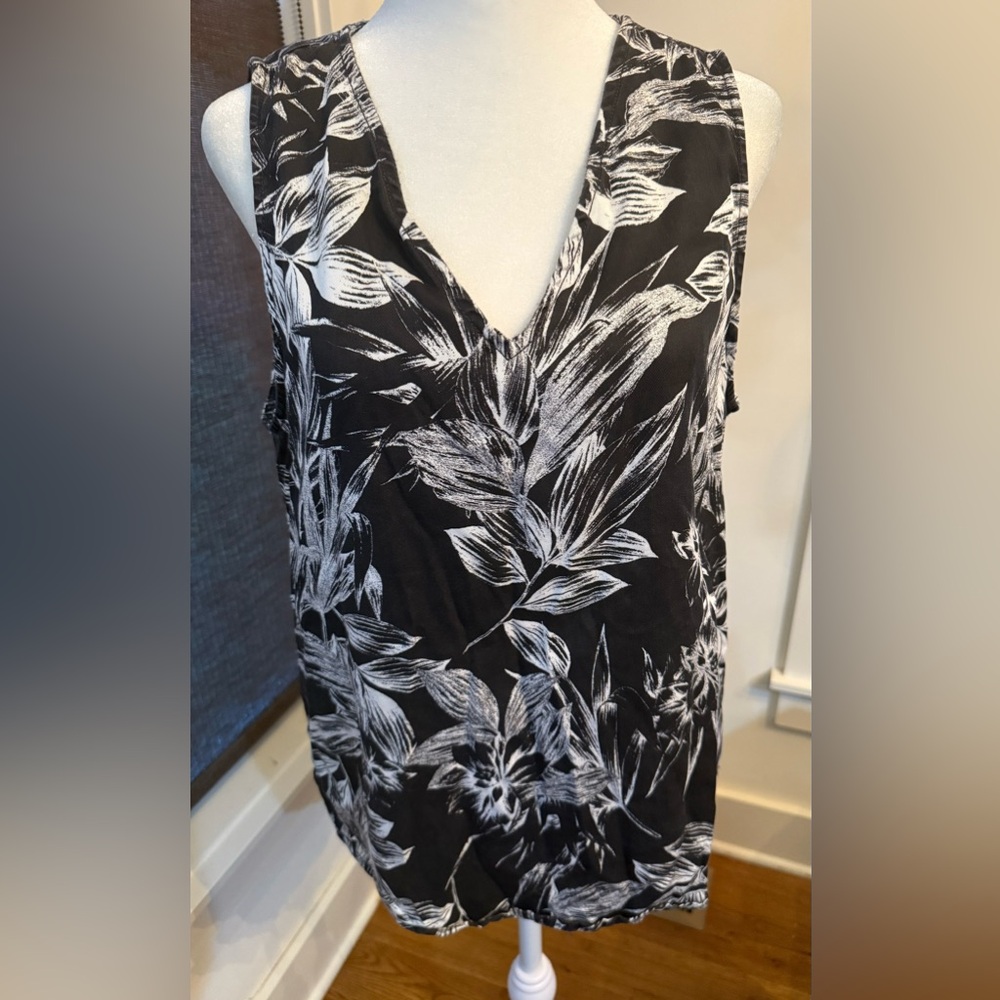 C&C California. Black/White, Tropical Floral Tank w/Side Buttons. Lyocell. Large